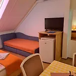 Kalman Imre Panzio 3*