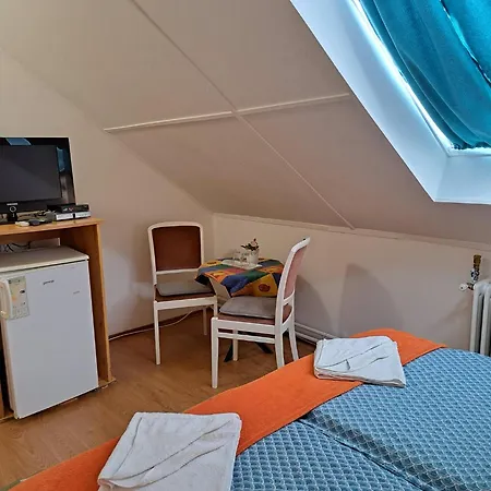 Kalman Imre Panzio 3*